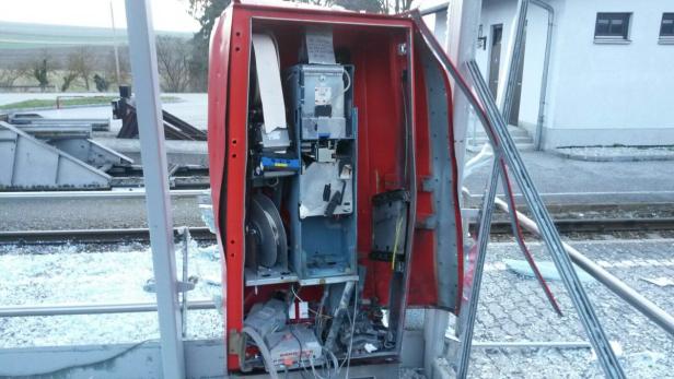 Unbekannte sprengten Fahrkartenautomat in Bahnhof