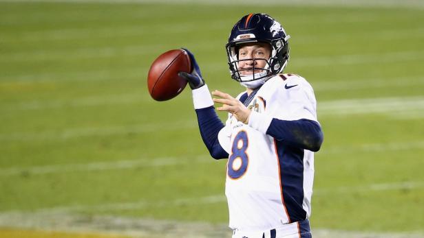 Ein Quarterback der Denver Broncos wirft einen Football.