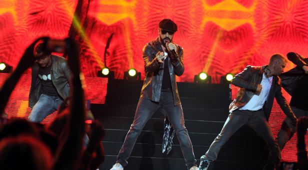 AJ McLean von den Backstreet Boys tritt auf einer Bühne auf.