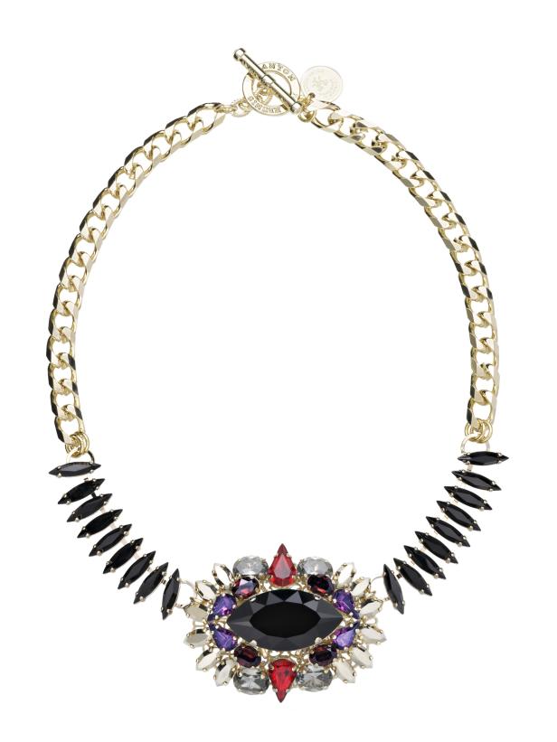 Eine goldene Halskette mit einem großen, farbigen Schmucksteinanhänger.