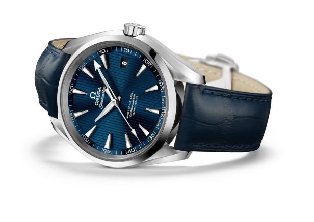 Eine Omega Seamaster Armbanduhr mit blauem Zifferblatt und Lederarmband.