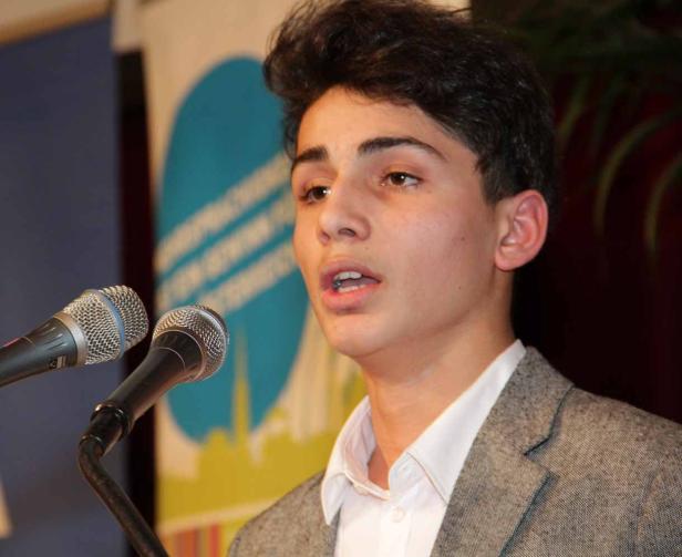 Ein junger Mann spricht vor zwei Mikrofonen.