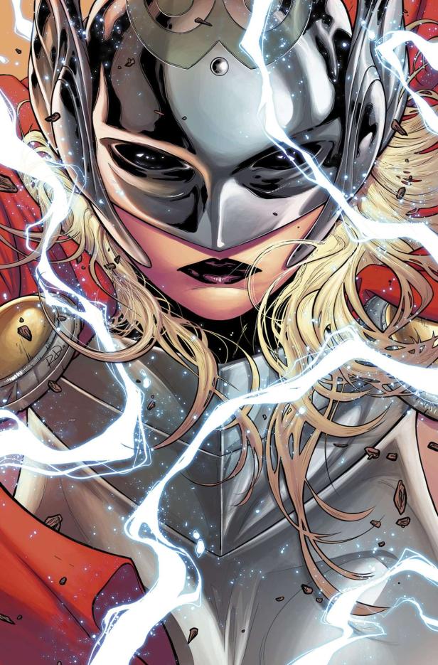 Nahaufnahme von Jane Foster als Thor mit silbernem Helm und Blitzen.