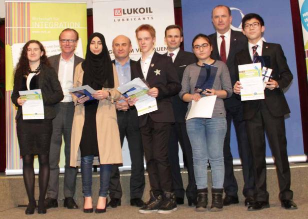 Eine Gruppe von Preisträgern und Organisatoren steht auf einer Bühne.