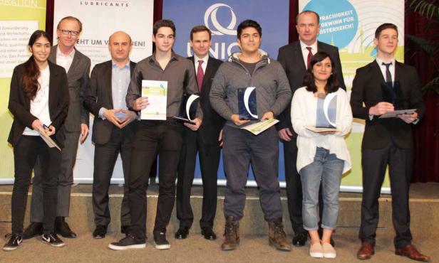 Eine Gruppe von Preisträgern und Offiziellen posiert für ein Foto.