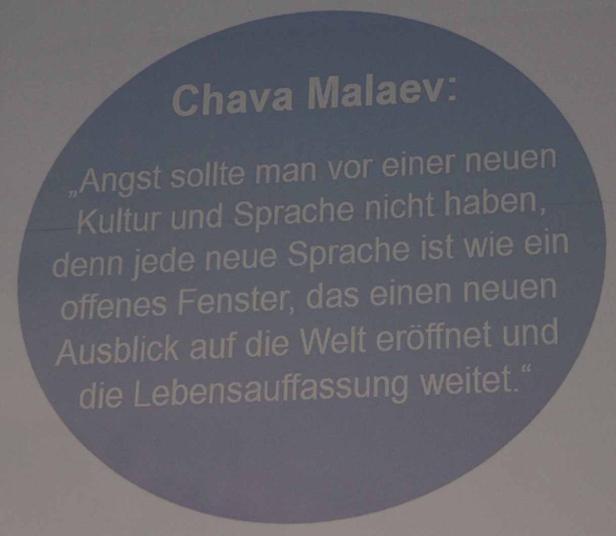„Angst sollte man vor einer neuen Kultur und Sprache nicht haben, denn jede neue Sprache ist wie ein offenes Fenster, das einen neuen Ausblick auf die Welt eröffnet und die Lebensauffassung weitet.“