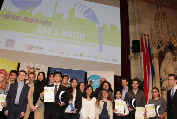 Eine Gruppe Jugendlicher steht auf einer Bühne beim Redewettbewerb „Sag’s Multi!“.