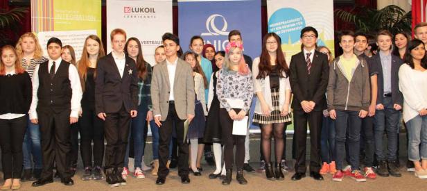 Eine Gruppe von Schülerinnen und Schülern steht für ein Gruppenfoto zusammen.