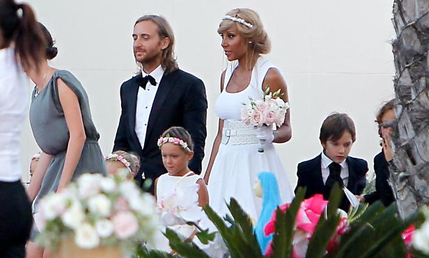 David Guetta und Cathy Lobé auf ihrer Hochzeit, umgeben von Kindern.