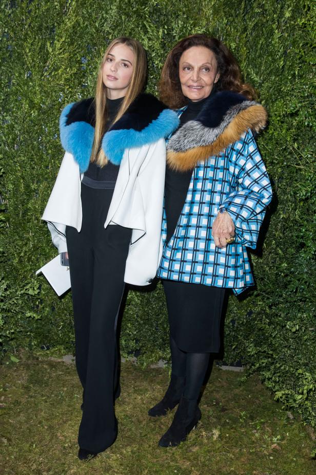 Haute Couture: Stars brezeln sich in Paris auf
