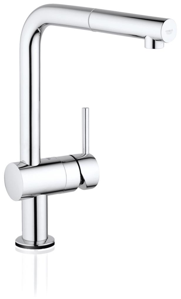 Ein moderner, verchromter Wasserhahn mit einem schlanken Design.