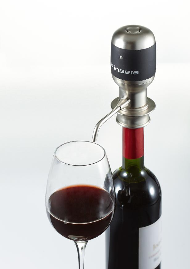Ein Glas Rotwein wird mit einem Vinaera-Belüfter aus einer Weinflasche eingeschenkt.