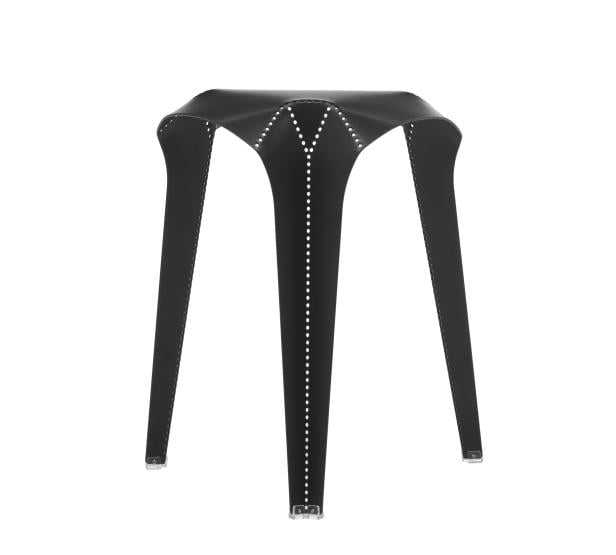 Ein schwarzer, dreibeiniger Hocker mit einem Muster aus weißen Punkten.