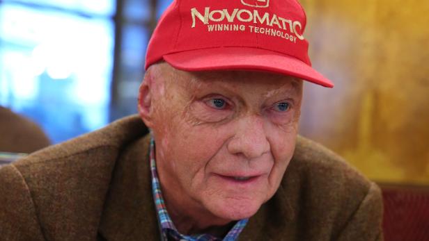 Niki Lauda mit roter Novomatic-Kappe.