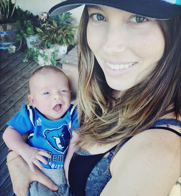 Jessica Biel hält ihr Baby, das ein Memphis Grizzlies T-Shirt trägt.