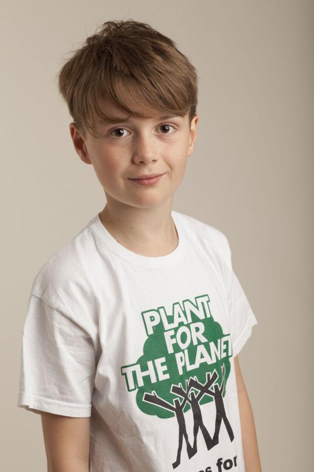 Ein junger Mann mit einem T-Shirt mit der Aufschrift „Plant for the Planet“.