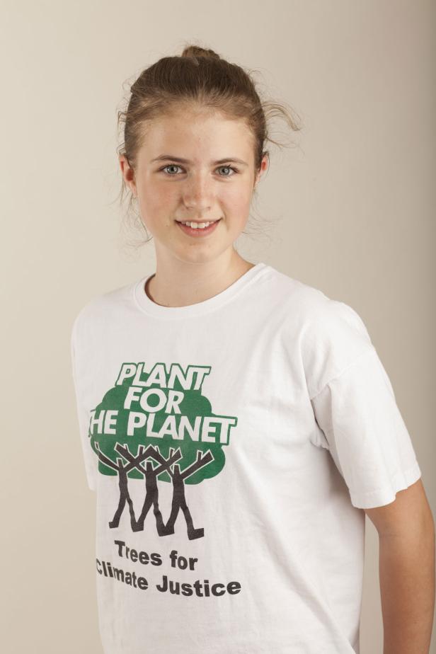 Ein junges Mädchen trägt ein T-Shirt mit der Aufschrift „Plant for the Planet“.