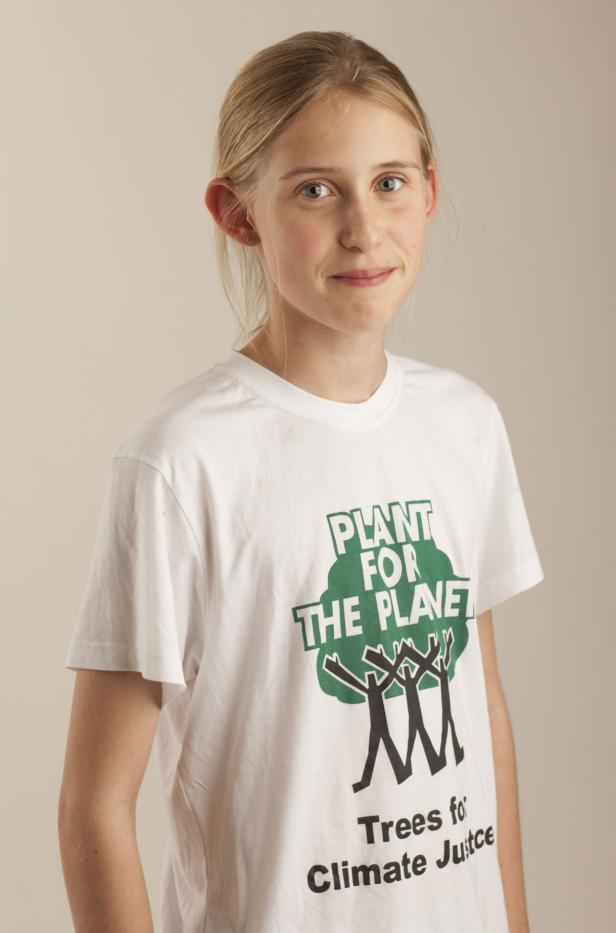 Ein junges Mädchen trägt ein T-Shirt mit der Aufschrift „Plant for the Planet“.