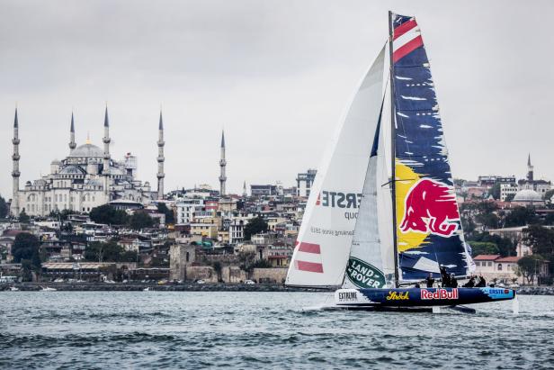 Ein Red Bull Segelboot fährt vor der Kulisse von Istanbul.