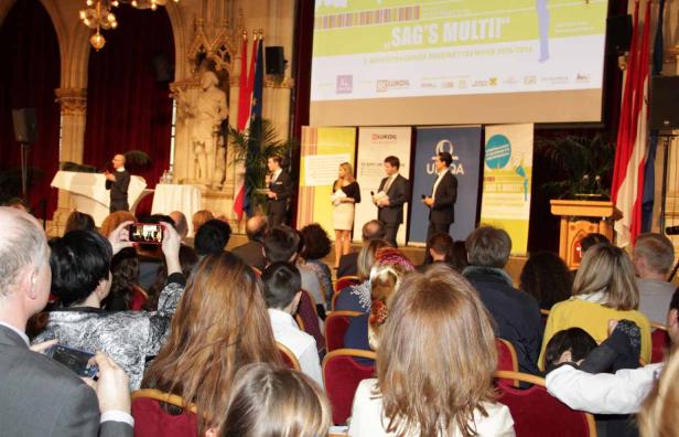 Publikum bei einer Preisverleihung von „Sag’s Multi“ in einem festlichen Saal.