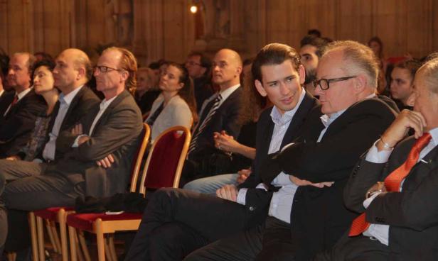 Sebastian Kurz sitzt mit anderen Personen bei einer Veranstaltung.