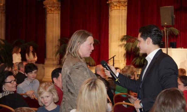 Eine Frau wird von einem Mann mit Mikrofon interviewt.