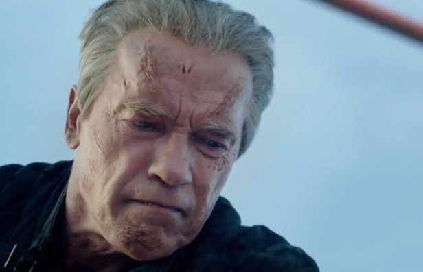Nahaufnahme von Arnold Schwarzenegger mit grauen Haaren und Narben im Gesicht.