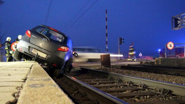 NÖ: Auto blieb in Gleisen stecken