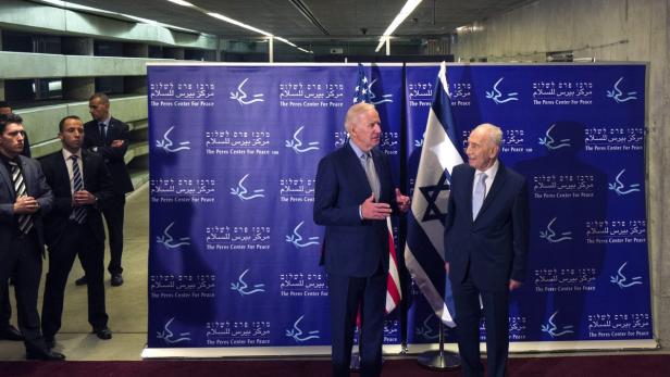 US-Vizepräsident Biden mit dem israelischen Ex-Präsidenten Peres Joe Biden und Shimon Peres stehen vor Flaggen der USA und Israels.
