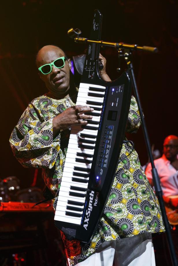 Stevie Wonder spielt auf der Bühne einen Roland AX-Synth Keytar.