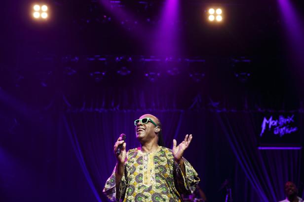 Stevie Wonder tritt in grün getönter Brille auf einer Bühne in Montreux auf.