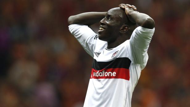 Ein Fußballspieler im Trikot von Beşiktaş Istanbul mit den Händen am Kopf.