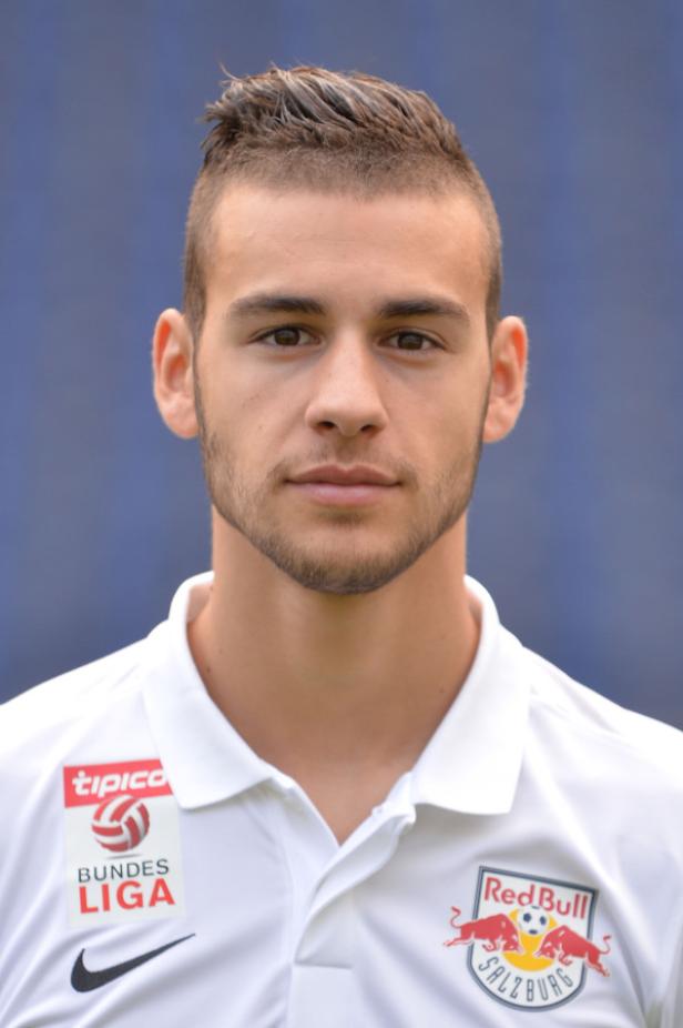 Ein Porträt eines jungen Mannes im Trikot von Red Bull Salzburg.