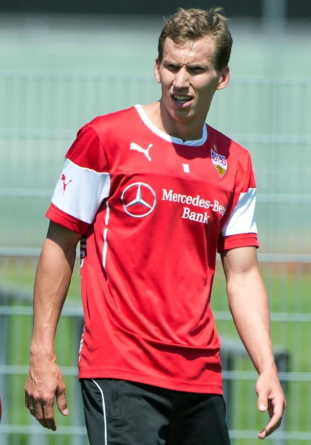 Ein Fußballspieler des VfB Stuttgart in rotem Trikot mit Mercedes-Benz-Logo.