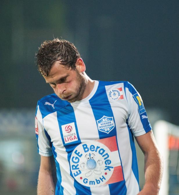 Ein Fußballspieler des SC Wiener Neustadt mit gesenktem Kopf.