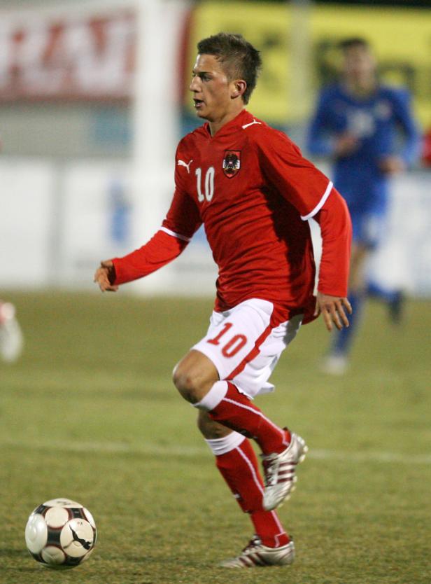 Ein österreichischer Fußballspieler mit der Nummer 10 am Ball.