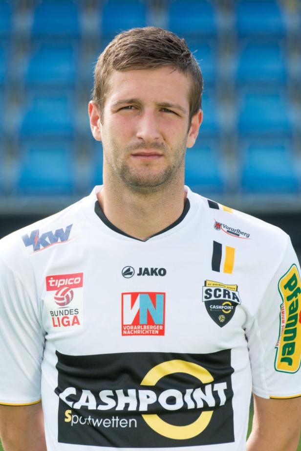 Ein Fußballspieler des SC Rheindorf Altach in seinem Trikot.