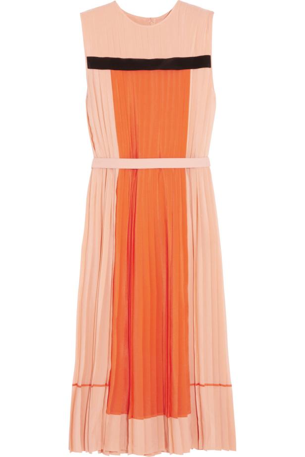 Ein ärmelloses, plissiertes Kleid in Pfirsich- und Orangetönen mit einem schwarzen Band am Oberteil.