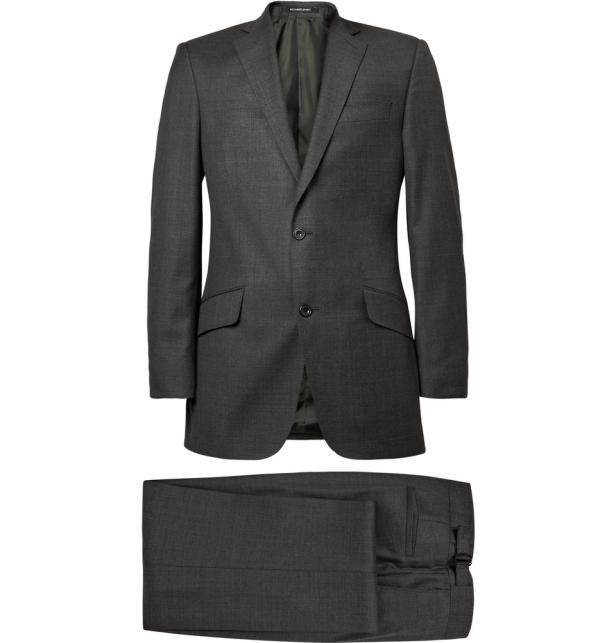 Ein grauer Anzug, bestehend aus Jackett und Hose, vor einem weißen Hintergrund.