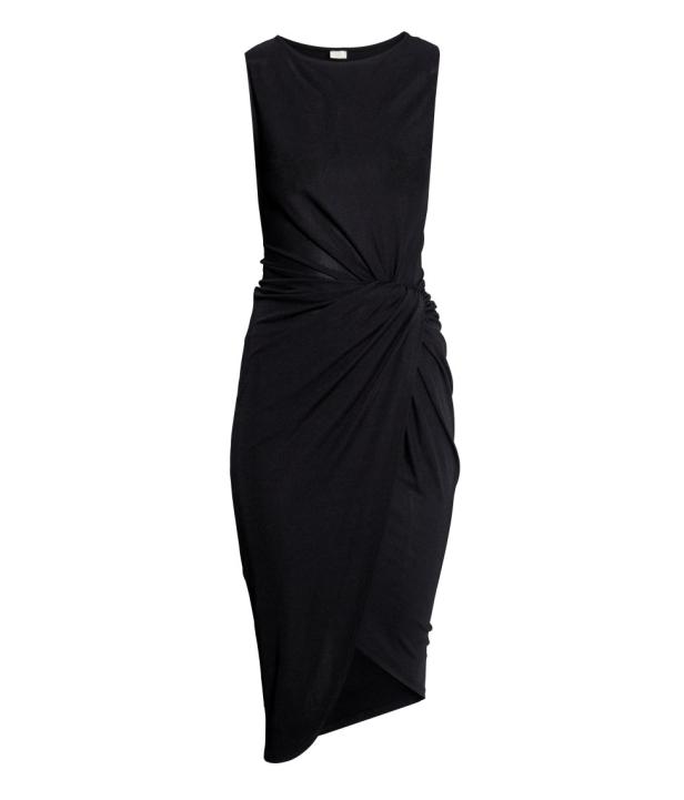 Ein ärmelloses, schwarzes Kleid mit einem gerafften Detail an der Taille.