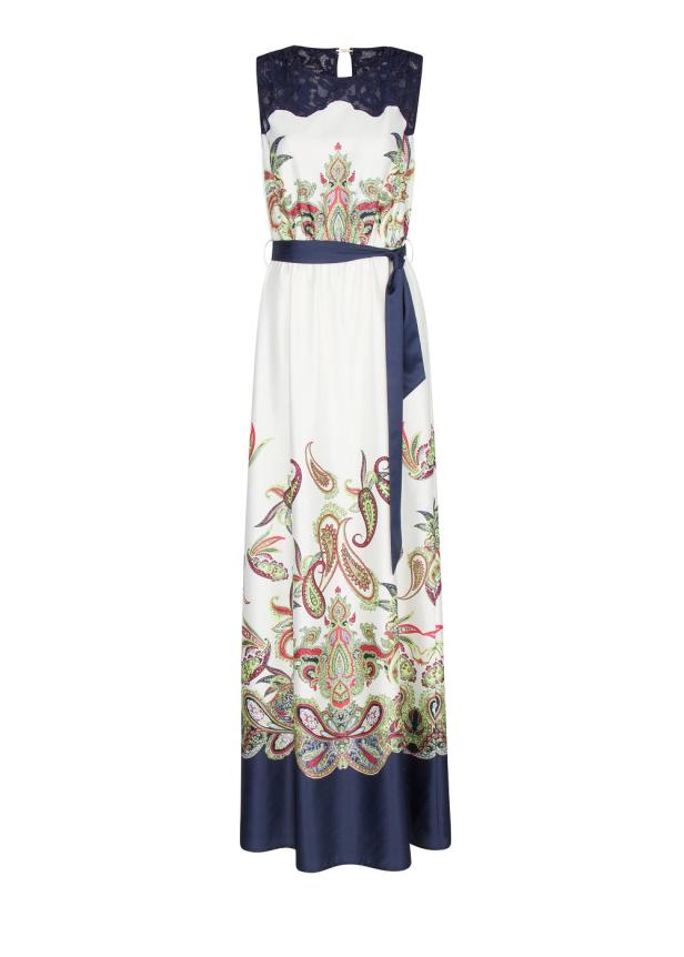 Ein langes, weißes Kleid mit blauem Spitzenbesatz und einem bunten Paisley-Muster.