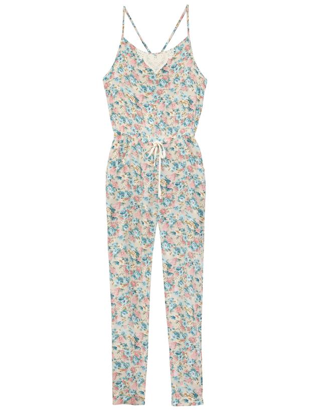 Ein blumengemusterter Jumpsuit mit Spaghettiträgern und einer Kordel in der Taille.
