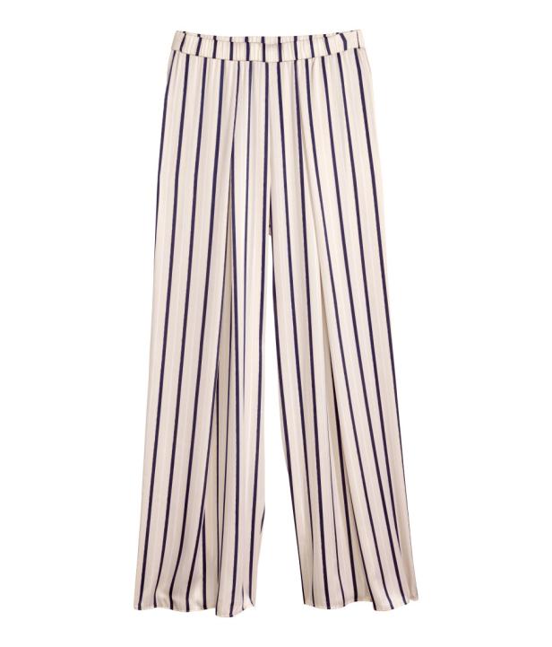 Eine gestreifte, weite Hose in Beige und Dunkelblau.