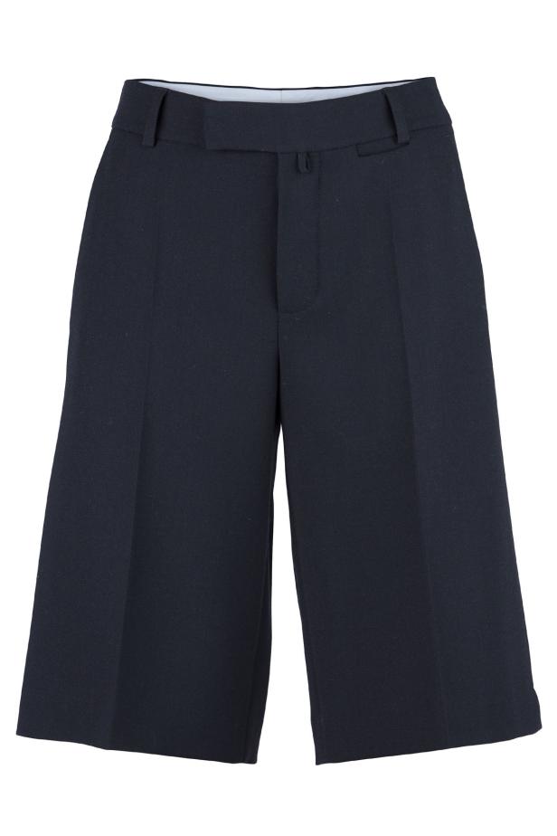 Eine dunkelblaue Culottes-Hose vor einem weißen Hintergrund.