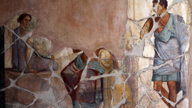 Ein fragmentarisches Wandgemälde mit mehreren Figuren in antiken Gewändern.