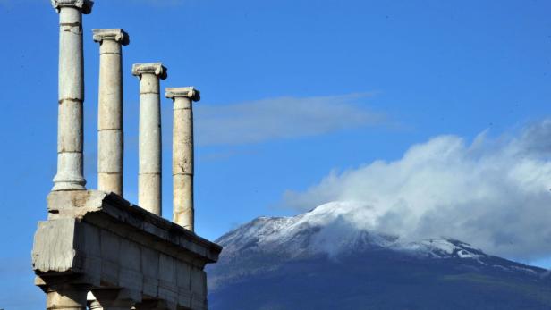 Ruinen von Pompeji mit dem schneebedeckten Vesuv im Hintergrund.