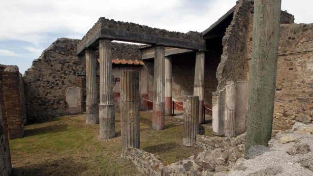 Ruinen einer antiken römischen Villa mit Säulen und Mauerresten.