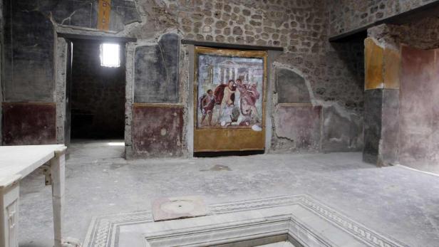 Innenraum eines antiken römischen Hauses mit Wandmalereien in Pompeji.