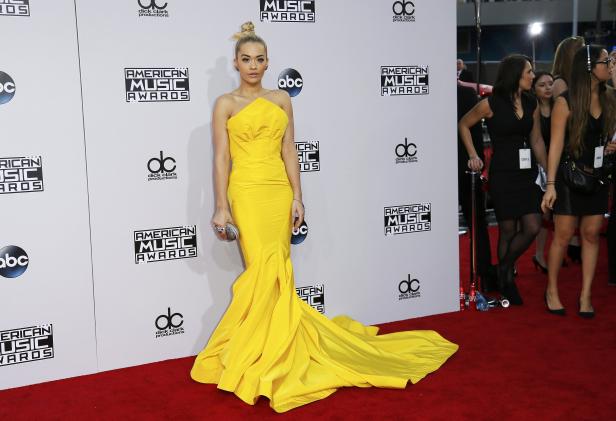 Rita Ora in einem gelben Kleid auf dem roten Teppich der American Music Awards.
