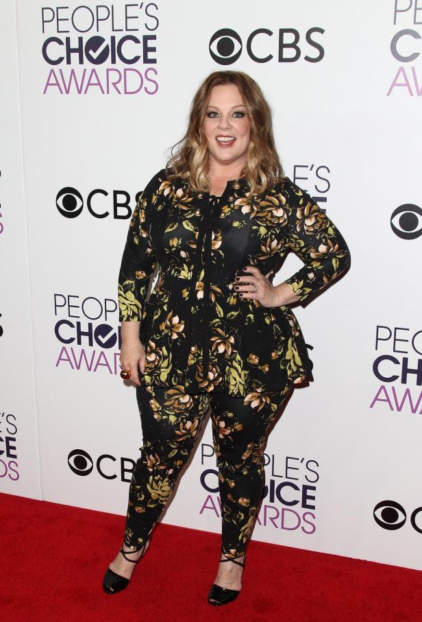 Melissa McCarthy posiert auf dem roten Teppich der People's Choice Awards.